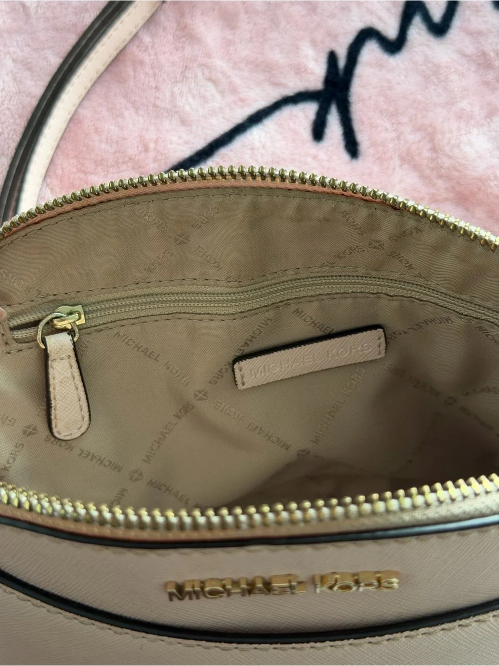 Authentic Michael Kors crossbody bag in a pink Saffiano leather